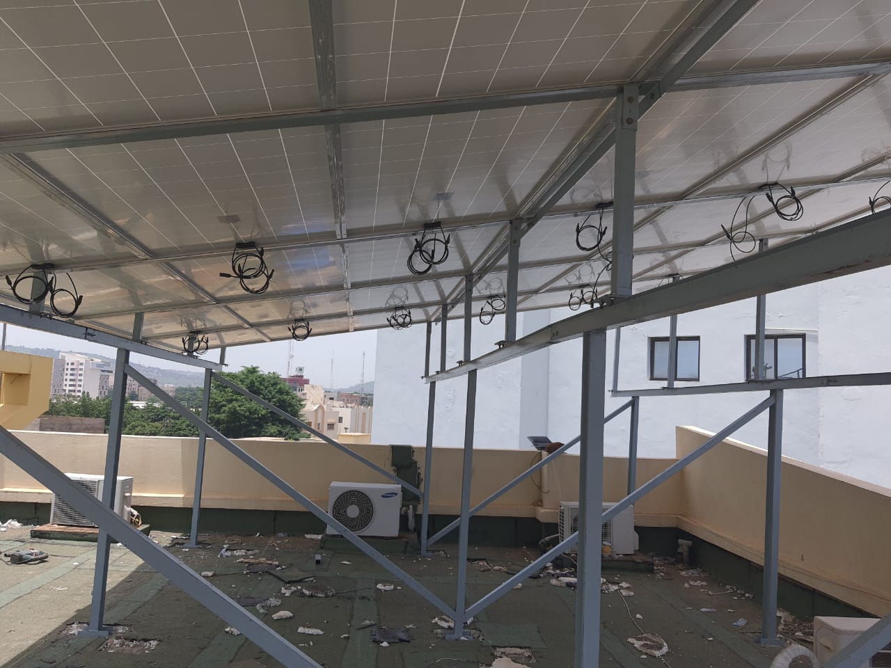 Structure de panneaux solaires photovoltaïques vue de dessous