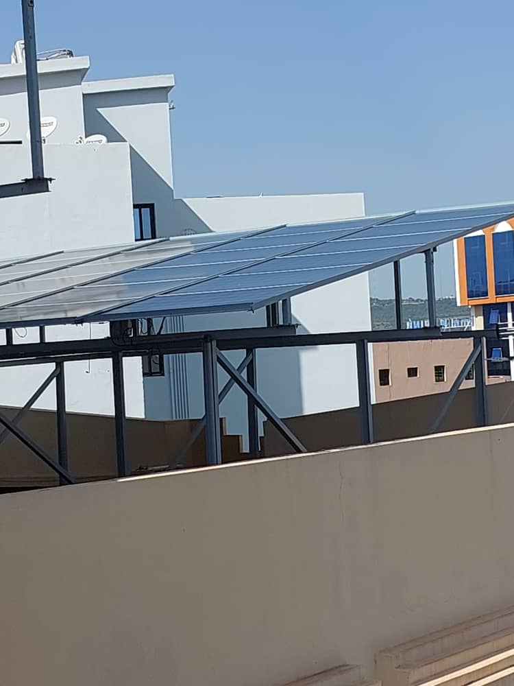 Centrale solaire sur toiture d'immeuble commercial à Bamako