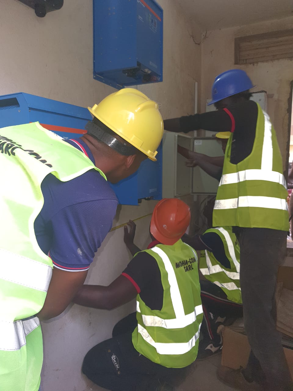 Équipe MOHA-COM SARL installation d'onduleurs et tableaux électriques