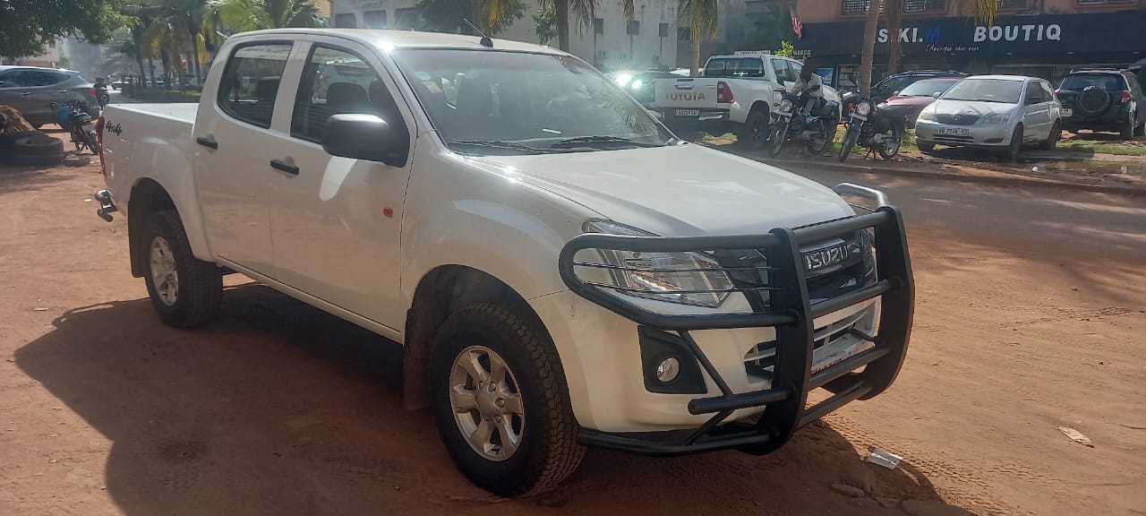 Véhicule Toyota berline - flotte Safety Voyages Services Bamako