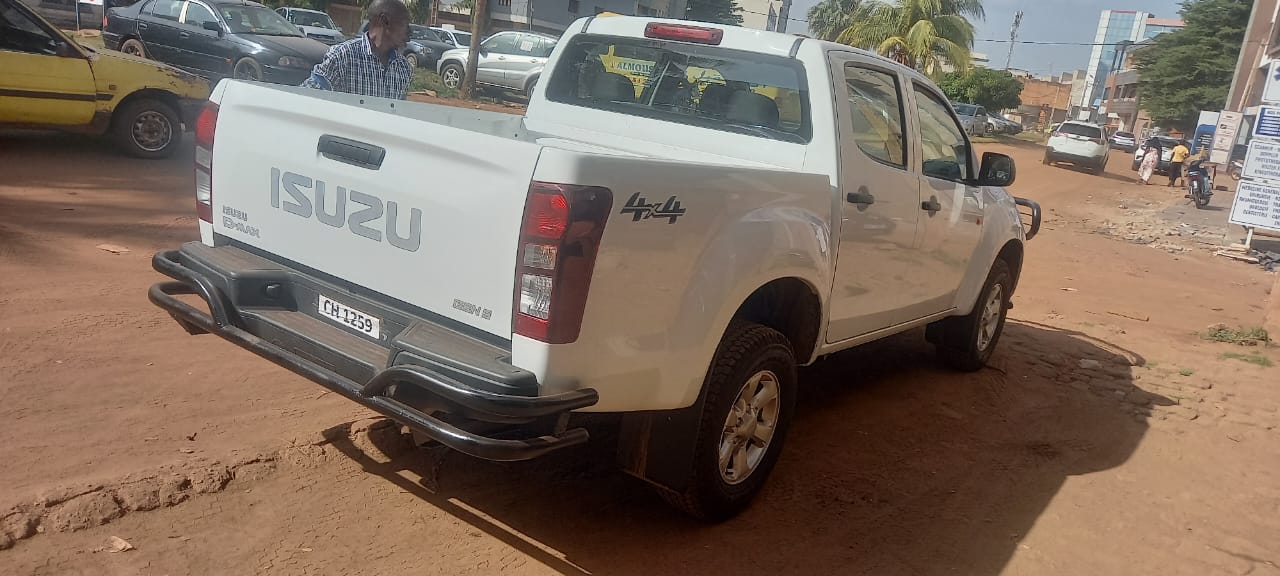 Véhicule Toyota berline - flotte Safety Voyages Services Bamako