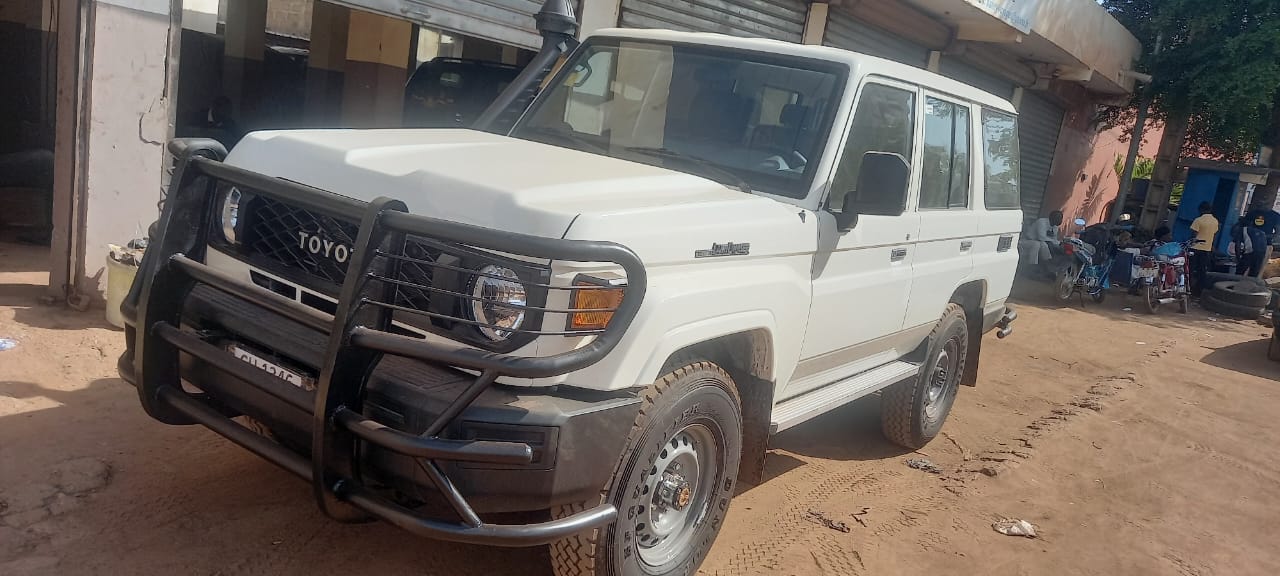 Véhicule Toyota berline - flotte Safety Voyages Services Bamako