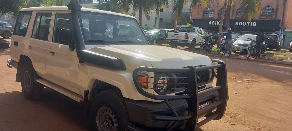 Véhicule Toyota berline - flotte Safety Voyages Services Bamako
