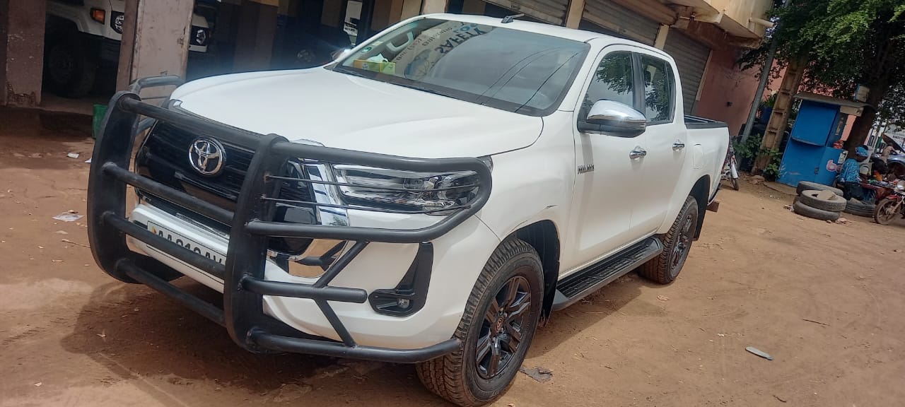 Véhicule Toyota minibus - flotte Safety Voyages Services Bamako