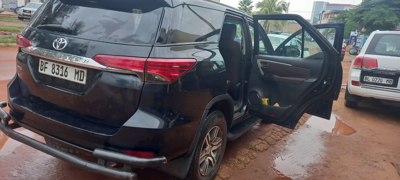 Véhicule Toyota pick-up - flotte Safety Voyages Services Bamako