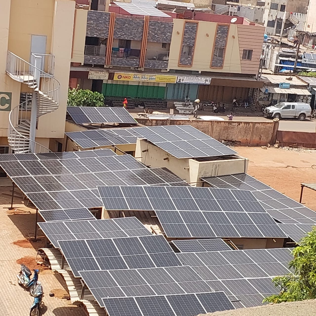Panneaux solaires installes par MOHA COM SARL au Mali